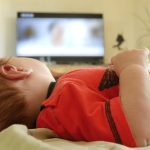 قرارگیری مداوم نوزادان در معرض نمایشگر و ارتباط آن با اضطراب در نوجوانی