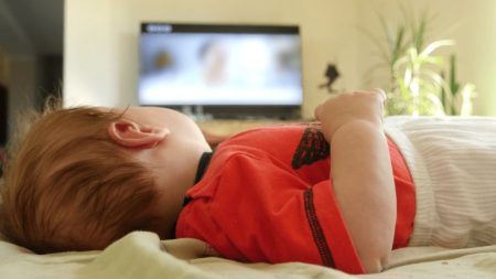 قرارگیری مداوم نوزادان در معرض نمایشگر و ارتباط آن با اضطراب در نوجوانی