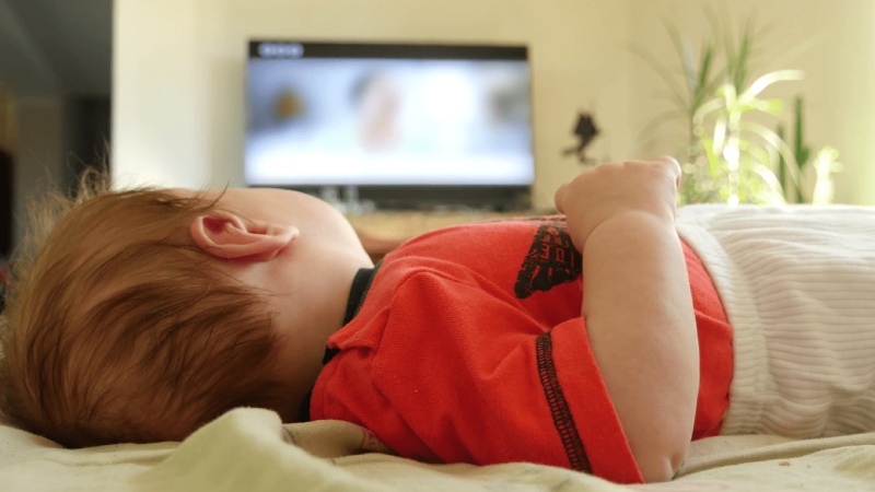 قرارگیری مداوم نوزادان در معرض نمایشگر و ارتباط آن با اضطراب در نوجوانی