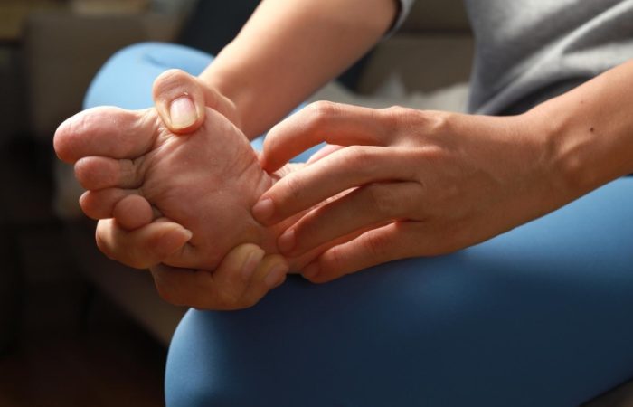 خارش کف پا: دلایل رایج، هشدارهای بیماری و روش‌ های مؤثر درمان