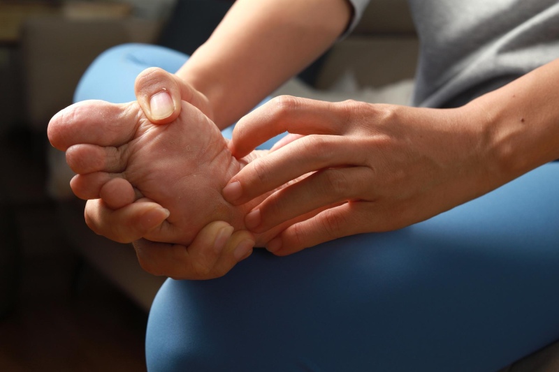 خارش کف پا: دلایل رایج، هشدارهای بیماری و روش‌ های مؤثر درمان