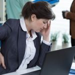 عوارض پشت میز نشینی طولانی؛ نشستن زیاد چگونه سلامت بدن را تهدید می کند؟