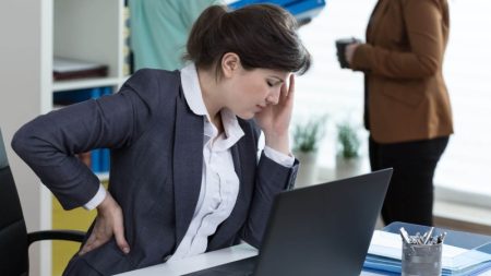 عوارض پشت میز نشینی طولانی؛ نشستن زیاد چگونه سلامت بدن را تهدید می کند؟