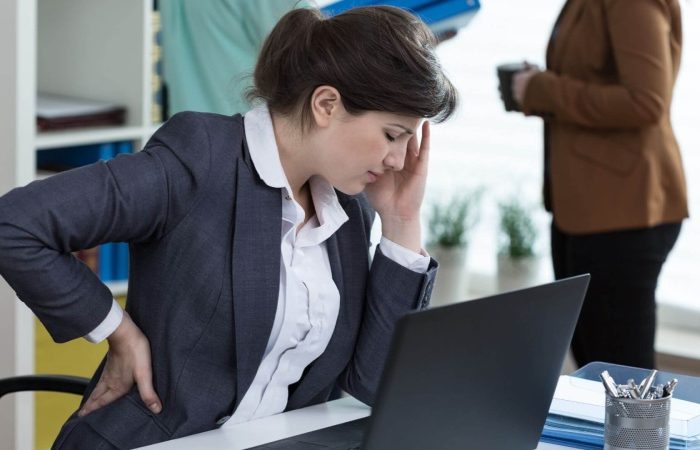 عوارض پشت میز نشینی طولانی؛ نشستن زیاد چگونه سلامت بدن را تهدید می کند؟