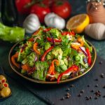 بهترین زمان خوردن سالاد چه موقع است؟ آیا سالاد را قبل غذا بخوریم یا بعد از غذا؟