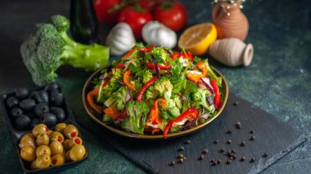 بهترین زمان خوردن سالاد چه موقع است؟ آیا سالاد را قبل غذا بخوریم یا بعد از غذا؟