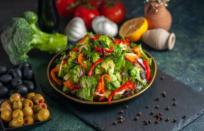 بهترین زمان خوردن سالاد چه موقع است؟ آیا سالاد را قبل غذا بخوریم یا بعد از غذا؟