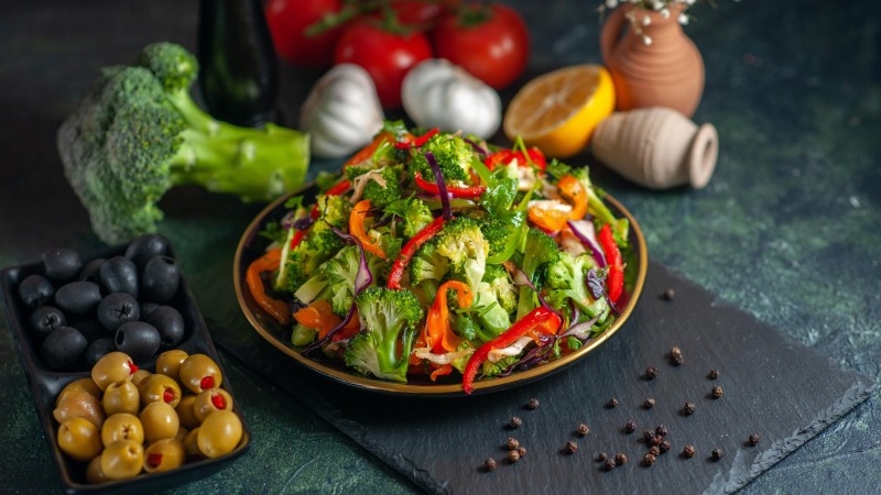 بهترین زمان خوردن سالاد چه موقع است؟ آیا سالاد را قبل غذا بخوریم یا بعد از غذا؟
