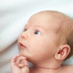 تاثیر تماس چشمی بر یادگیری زبان نوزاد؛ چرا نگاه کردن به کودک اهمیت دارد؟