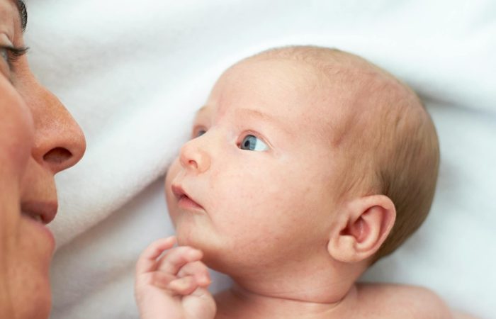 تاثیر تماس چشمی بر یادگیری زبان نوزاد؛ چرا نگاه کردن به کودک اهمیت دارد؟