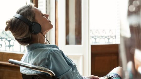 تاثیر موسیقی بر مغز و استرس؛ موسیقی چگونه به آرامش ذهن کمک می کند؟