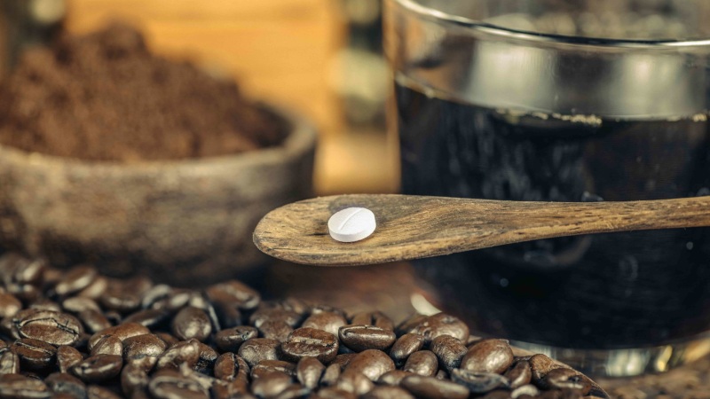 قهوه سیاه؛ چرا بهتر است ویتامین D را با یک وعده غذایی مصرف کنیم؟