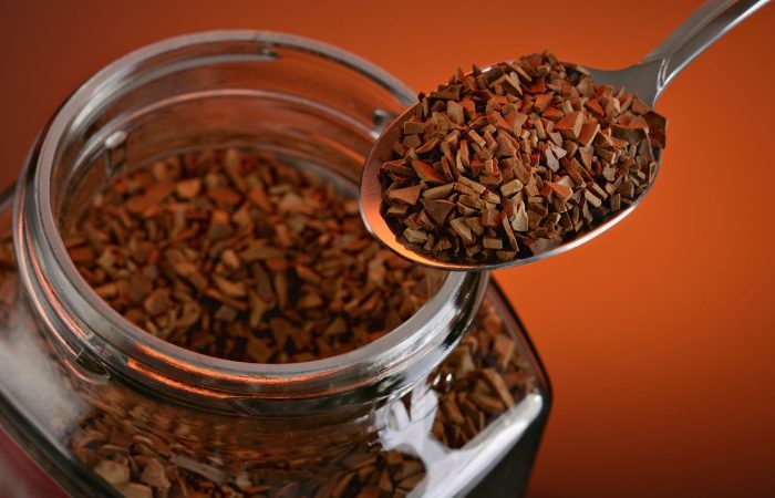 قهوه فوری برای سلامتی مفید است یا مضر؟ بررسی فواید، عوارض و میزان مصرف روزانه